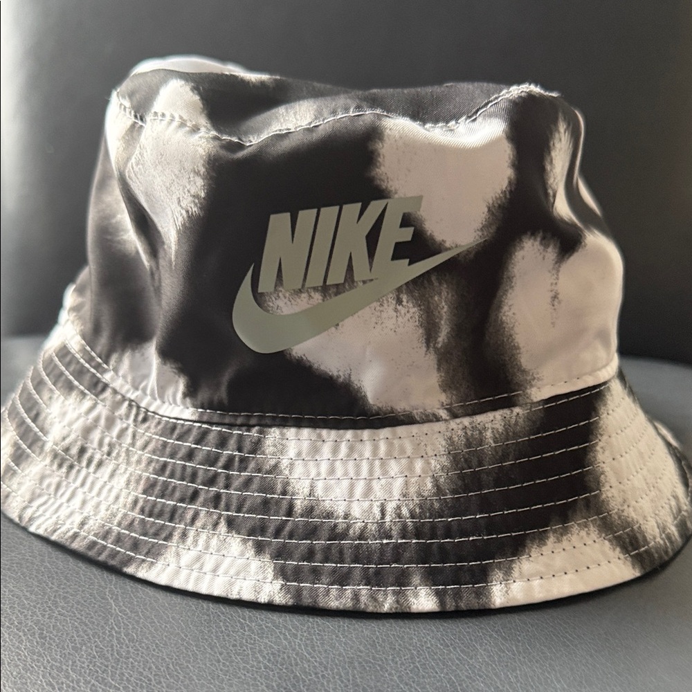 Nike Black & White Tie-Dye Bucket Hat with Grey Reflective Logo